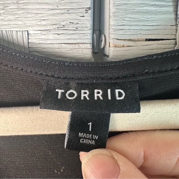 Torrid Black short flutter sleeve with least detail, empire black plus size - Picture 4 of 10